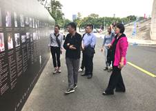 中国联通客服部副总经理周军(左二)、客服部客户关系处经理吕艳华(右一)参观